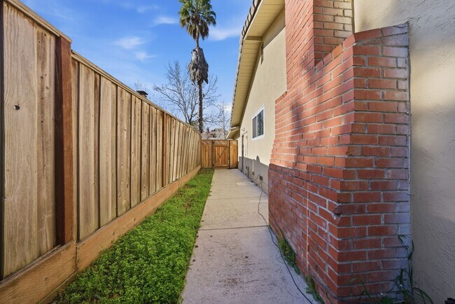 Building Photo - Large Oakland Hills Home With Large Garage/Yard +Laundry Hook-Ups!