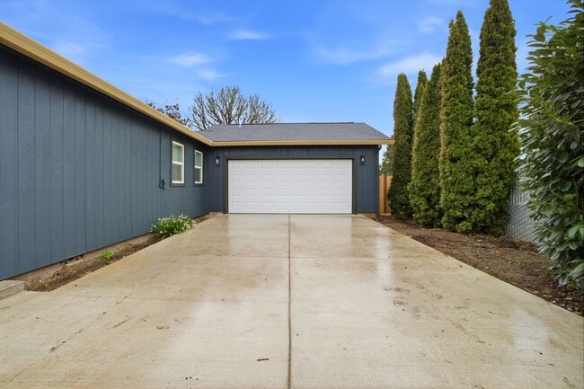 Building Photo - Newly Renovated 2 Bedroom Home