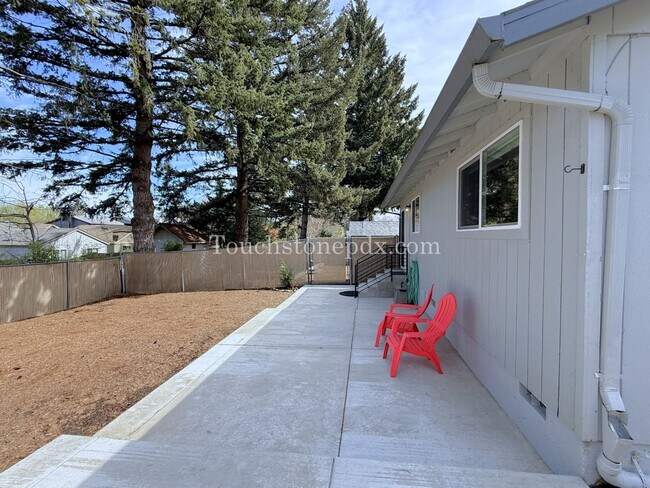 Building Photo - 119 SE Sweetbriar Ln