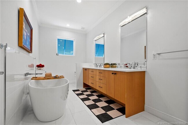 Building Photo - 521 SW Ocean Blvd