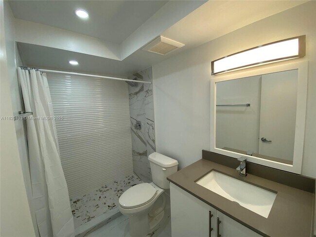 Building Photo - 13951 Kendale Lakes Cir