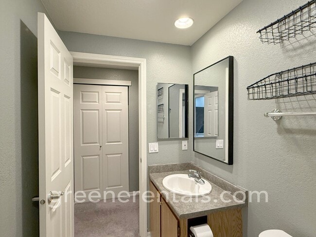 Building Photo - 2BR/1.5BA 3rd Floor Condo Overlooking Sinclair Inlet