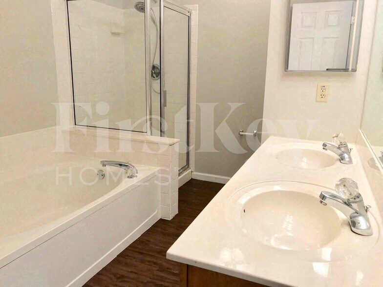 Building Photo - 9 Kingsmont Ct