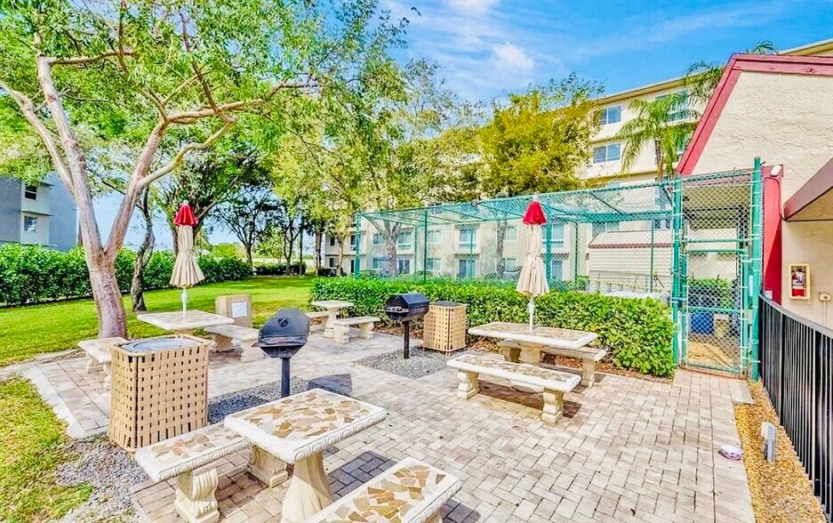 Building Photo - 2104 S Cypress Bend Dr
