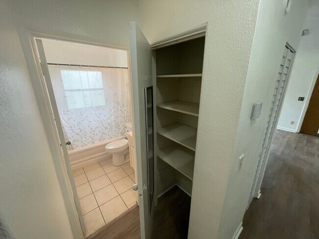 Building Photo - Charming 3-Bedroom Home with 1 Bath and 1-...