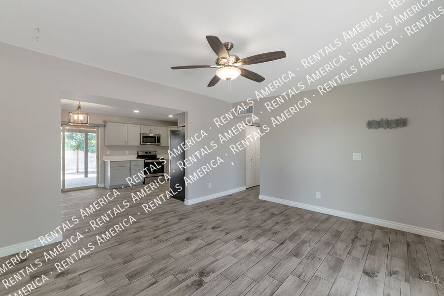 Building Photo - 4000 W Orangewood Dr
