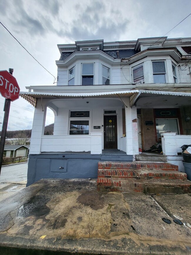 Building Photo - 300 W Spruce St