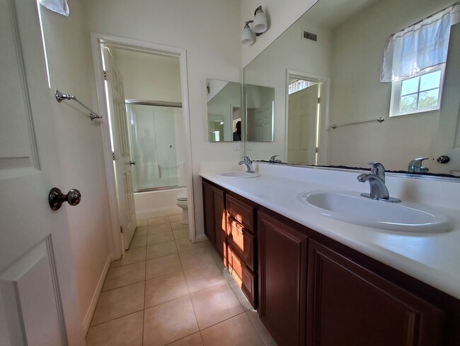 Building Photo - Spacious 4 Bedroom 3 Bath Two Story Riverp...