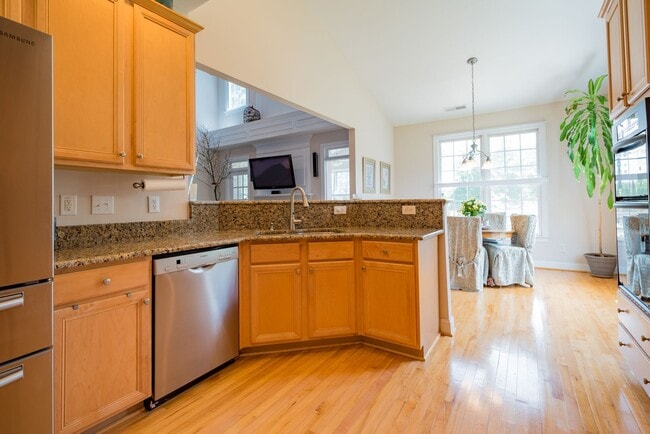 Building Photo - Gorgeous and Spacious 4 Bedroom home, Golf Course Views, Premium Finishes, Pet Friendly!