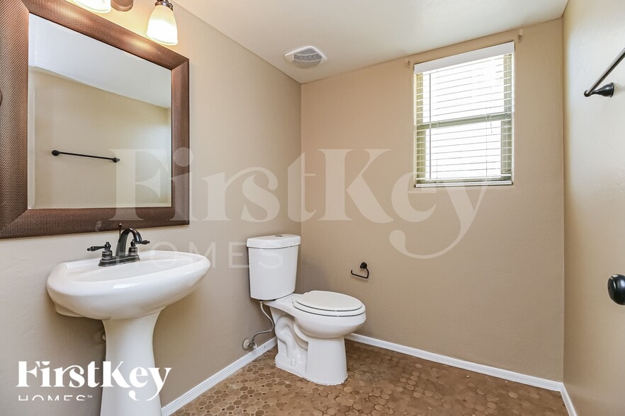 Building Photo - 2403 W Quick Draw Way