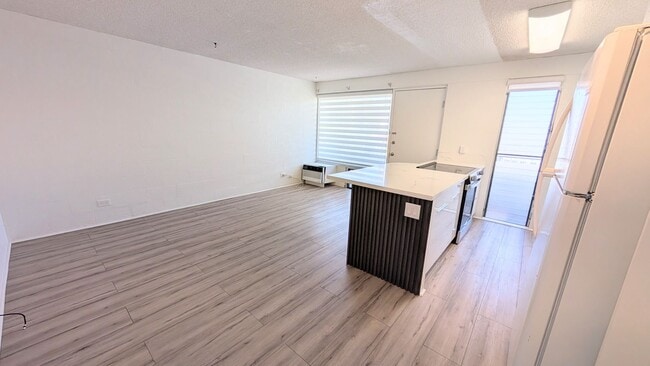 Building Photo - Beautifully Renovated 1/1/1 at Kalakaua Sands