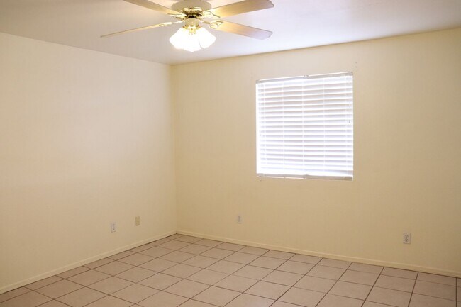 Building Photo - Large Backyard