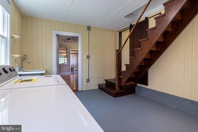 Building Photo - 110 Lyndell Rd