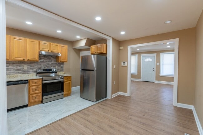 Building Photo - Newly rehabbed 3 bedroom