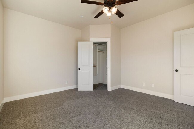 Building Photo - Beautiful 3 bedroom, 2 bath home in Paradise! Open Floor Plan with Attached Garage!