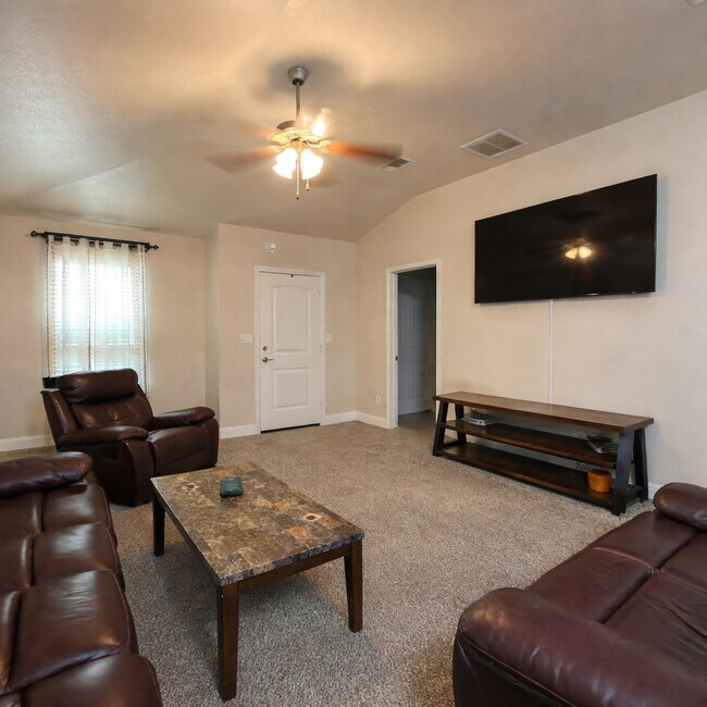 Building Photo - 1315 Yellow Rose Ct