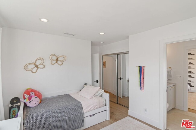 Building Photo - 5664 Coliseum St