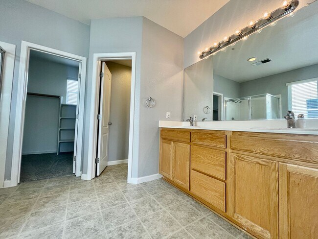 Building Photo - Turn Key 4 bedroom 2.5 bath in Brentwood!