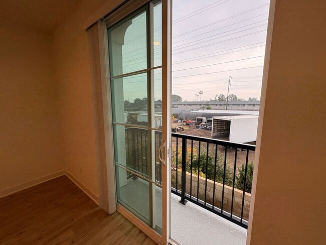 Building Photo - 2 Bed, 2.5 Bath in Anaheim!