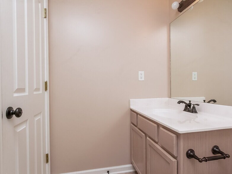 Building Photo - 1596 Far Dr