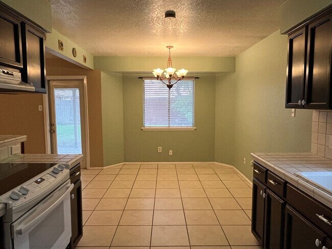 Building Photo - 2118 Meadowgrove Dr