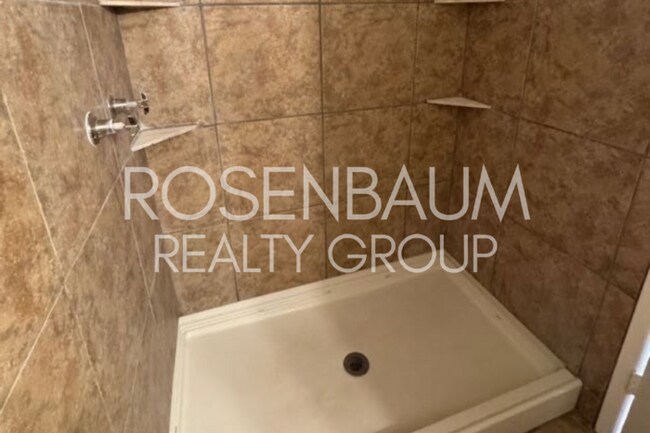 Building Photo - Beautifully updated 3-bedrooms, 2-baths ho...
