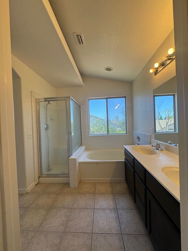 Building Photo - Great Location! 4BD and 2.5BA recently rem...