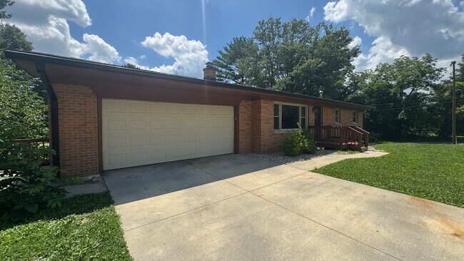 Building Photo - Available Aug 7th, 2026!