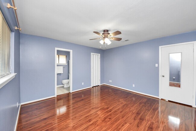 Building Photo - 730 Columbia Ln
