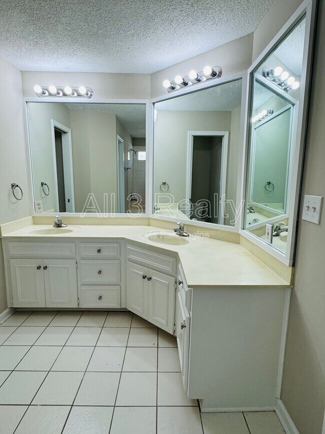 Building Photo - 4025 Oak Shadow Ln