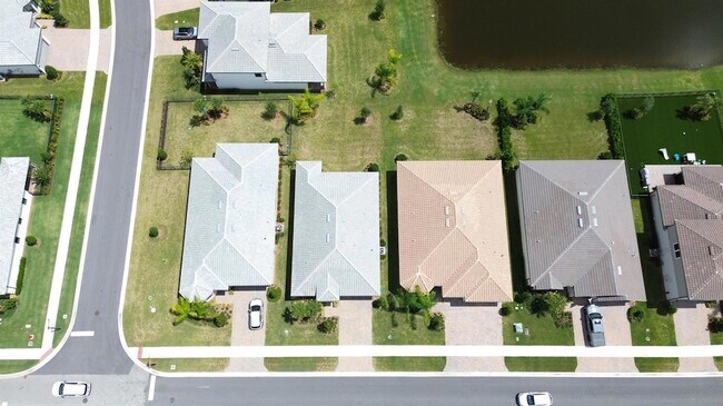 Building Photo - 833 SE Courances Dr