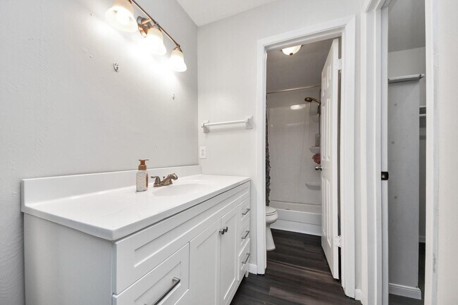 Building Photo - 1415 Parry-Sound