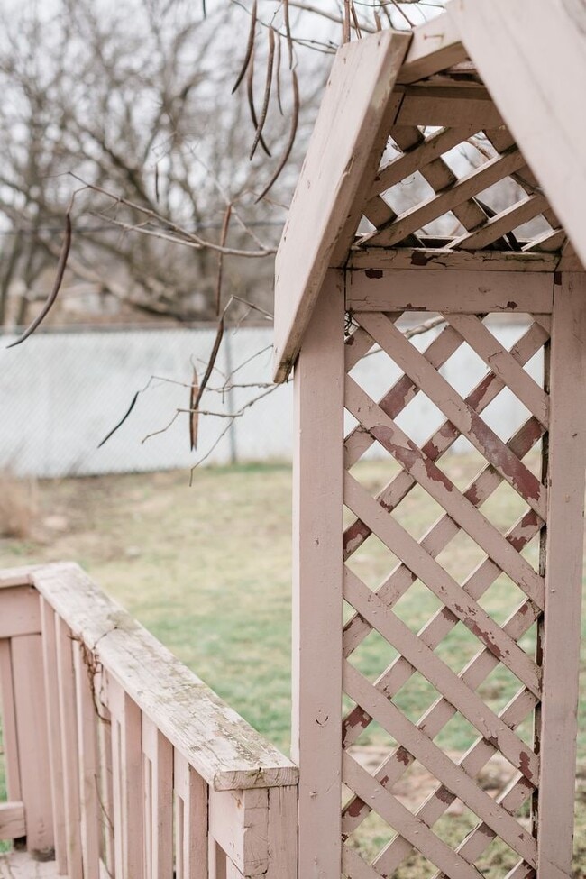 Building Photo - 3 Bedroom / 1 Bathroom Home for Rent in Crown Point