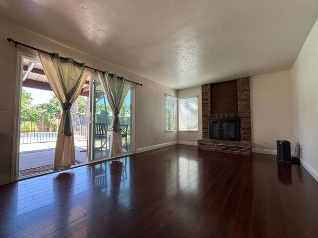 Building Photo - Prime Fresno Location Near River Park and ...