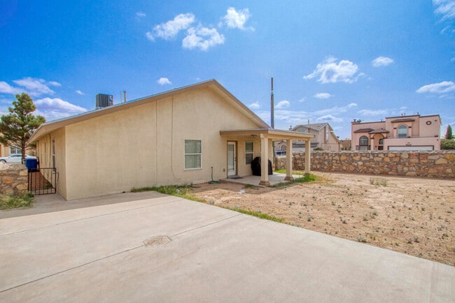 Building Photo - 12561 Paseo Alegre Dr