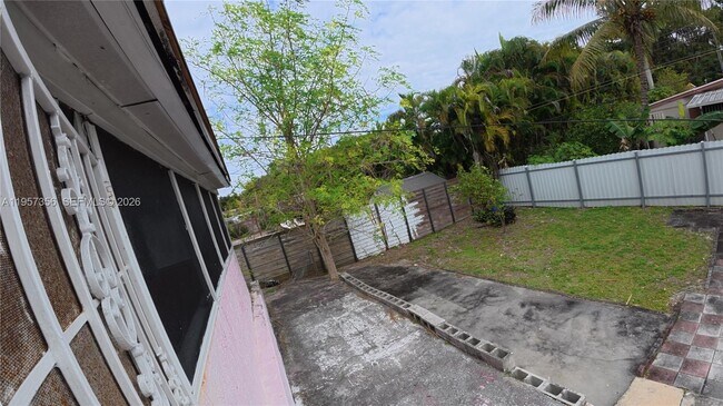 Building Photo - 14931 NE 7th Ct