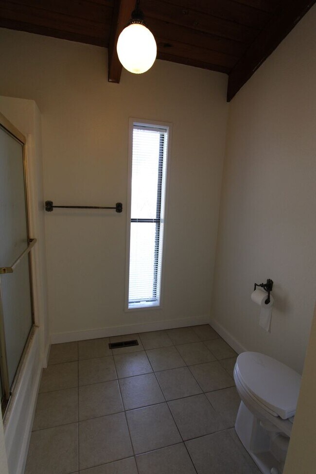 Building Photo - SPACIOUS 3+ BEDROOM SALMON CREEK/MOUNT VISTA MULTI-LEVEL HOME WITH LARGE FENCED YARD!