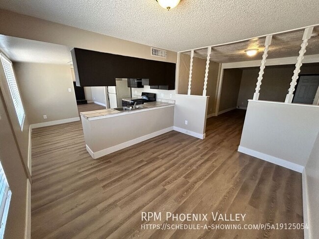 Building Photo - 8443 W Glenrosa Ave