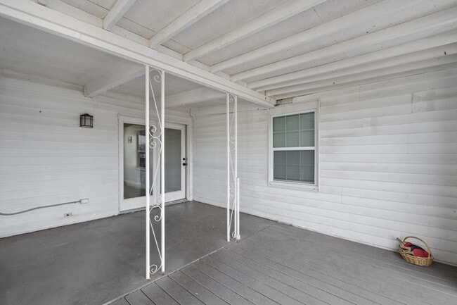 Building Photo - 6627 Hilton Dr
