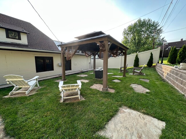 Building Photo - 3 bedroom, 2 bath, furnished Kingsport, TN