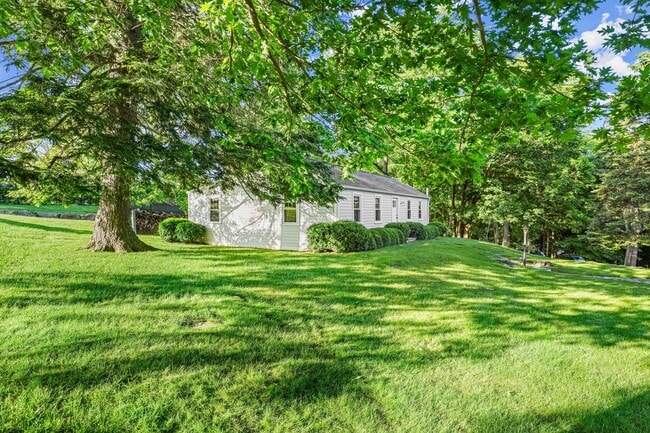 Building Photo - 429 Round Hill Rd