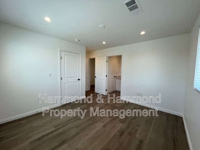 Building Photo - 12680 Bradley Ave