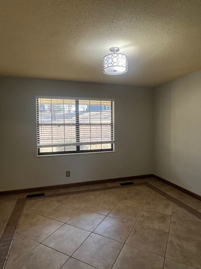 Building Photo - 4 BDRM/2.5BA Home available in Bexhill Subdivision.