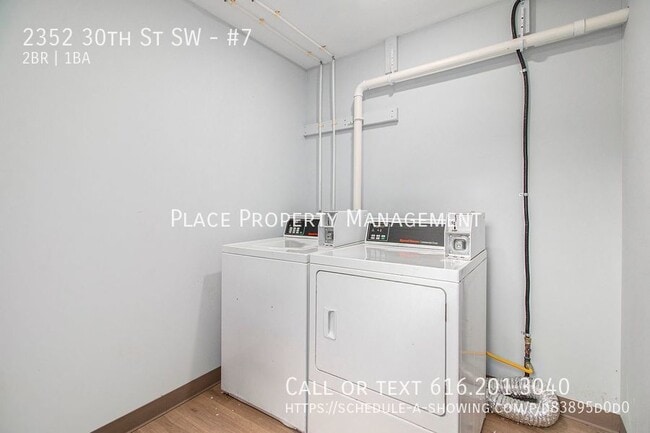 Building Photo - 2352 30th St SW #7 - 2 Bed/1 Bath Lower Ap...