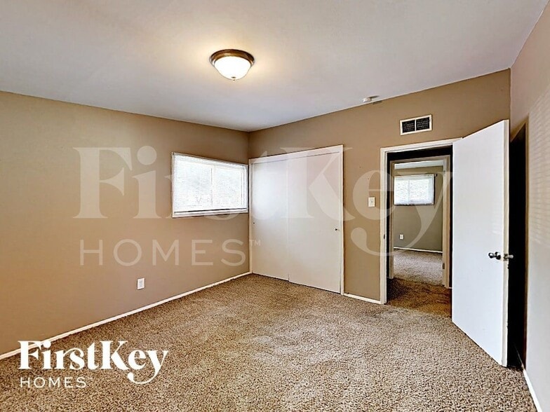 Building Photo - 805 Robinwood Dr
