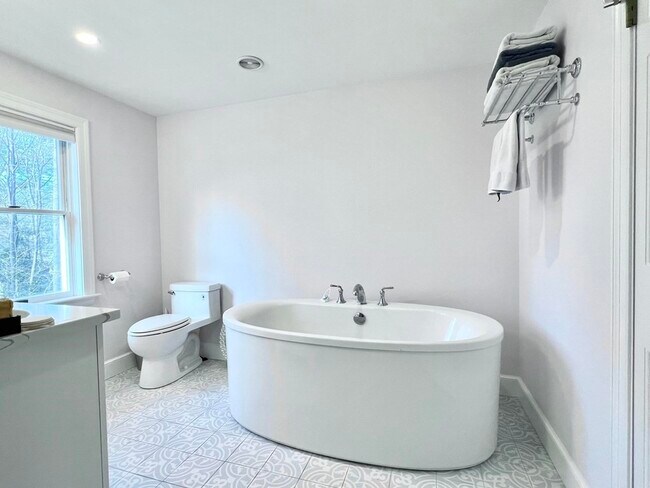 Building Photo - 124 Pilgrim Rd