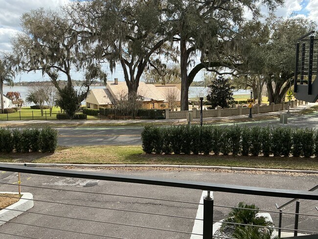 Building Photo - Lakeview Condo Available | Directly Across from Lake Hollingsworth