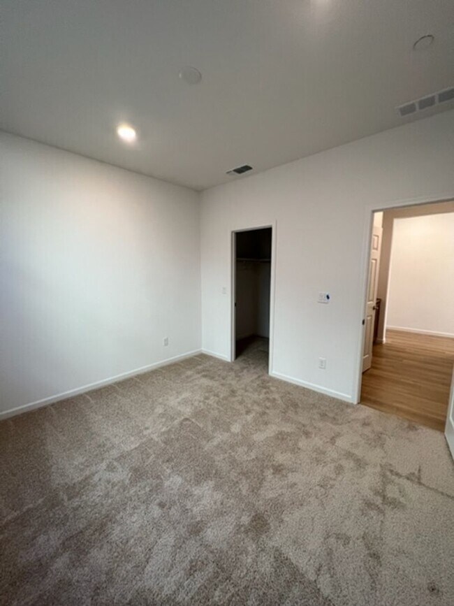 Building Photo - Beautiful 3 Bedroom and 2 Bathroom Home in Lincoln $2,995.00