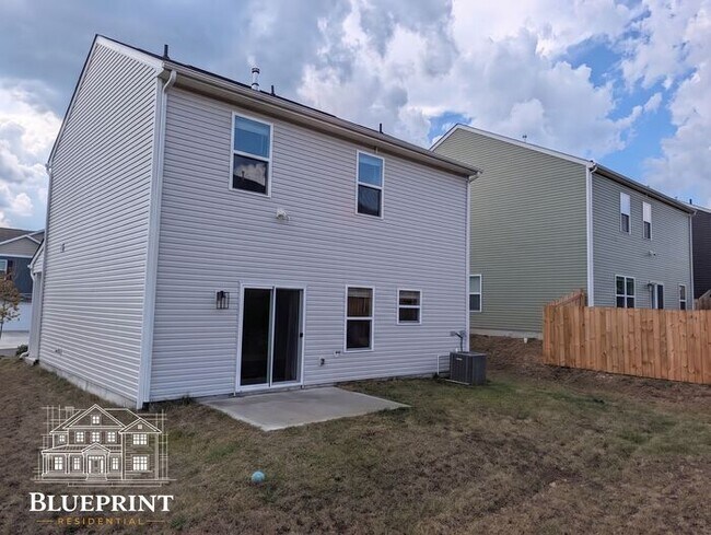 Building Photo - 2024 build, great neighborhood, stainless appliances, granite countertops!