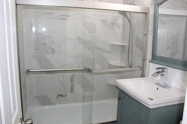 Building Photo - 2300 Haven Dr